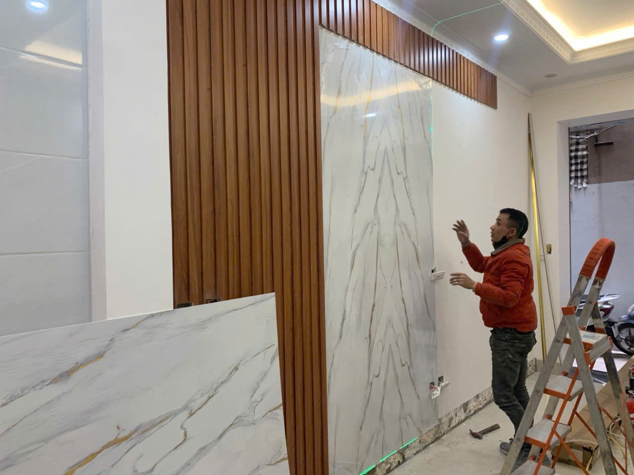 Nâng Tầm Đẳng Cấp Phòng Khách Với Tấm Ốp Lam Sóng: Sang Trọng – Tinh Tế – Khác Biệt