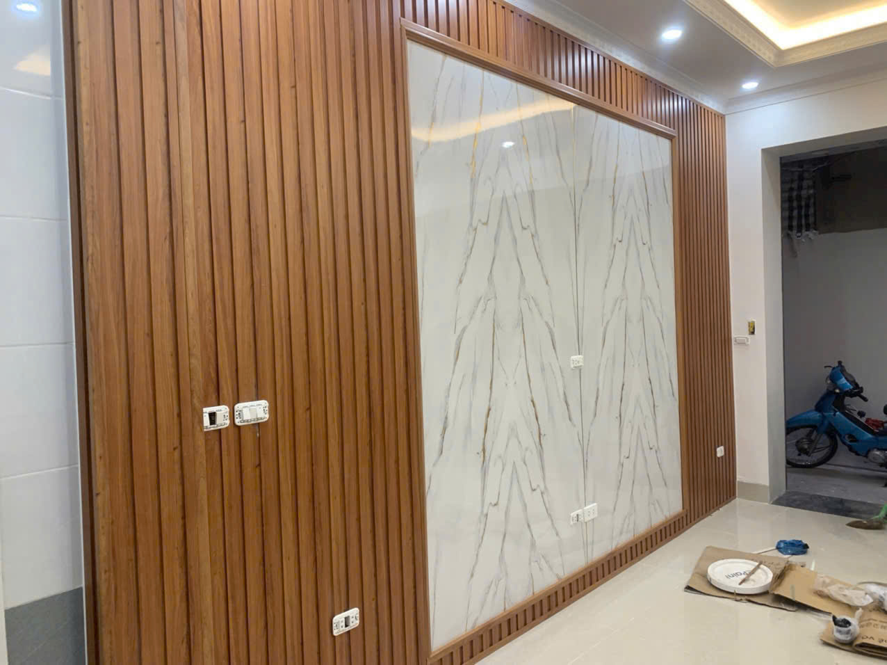 Nâng Tầm Đẳng Cấp Phòng Khách Với Tấm Ốp Lam Sóng: Sang Trọng – Tinh Tế – Khác Biệt