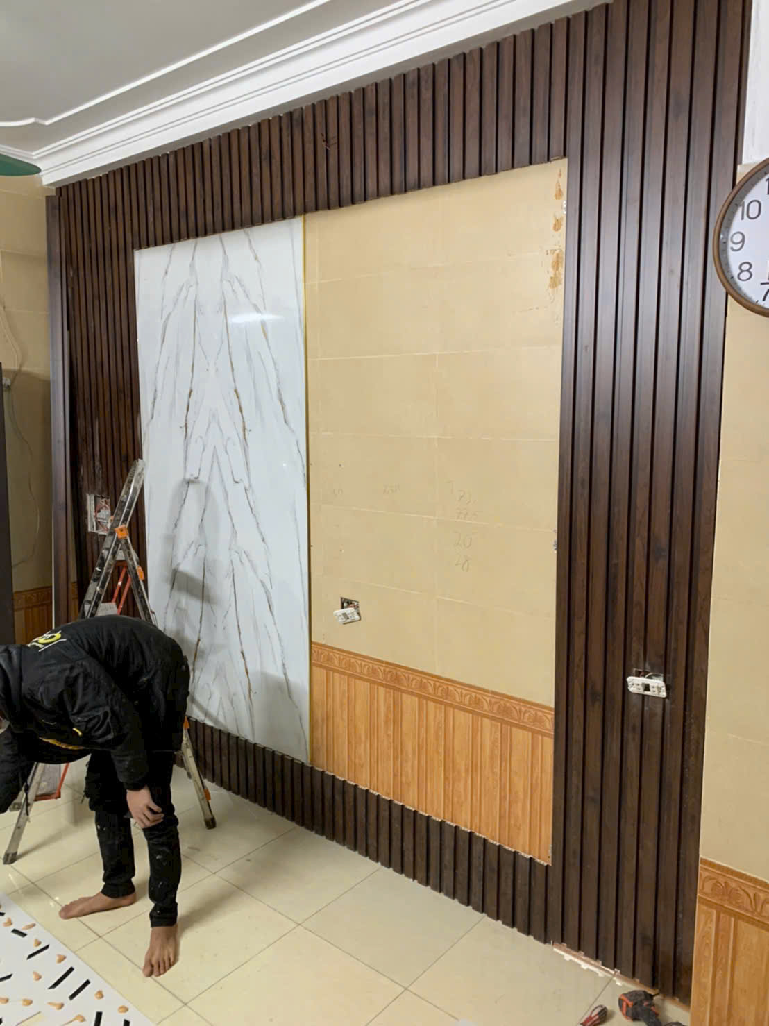 Nâng Tầm Đẳng Cấp Phòng Khách Với Tấm Ốp Lam Sóng: Sang Trọng – Tinh Tế – Khác Biệt