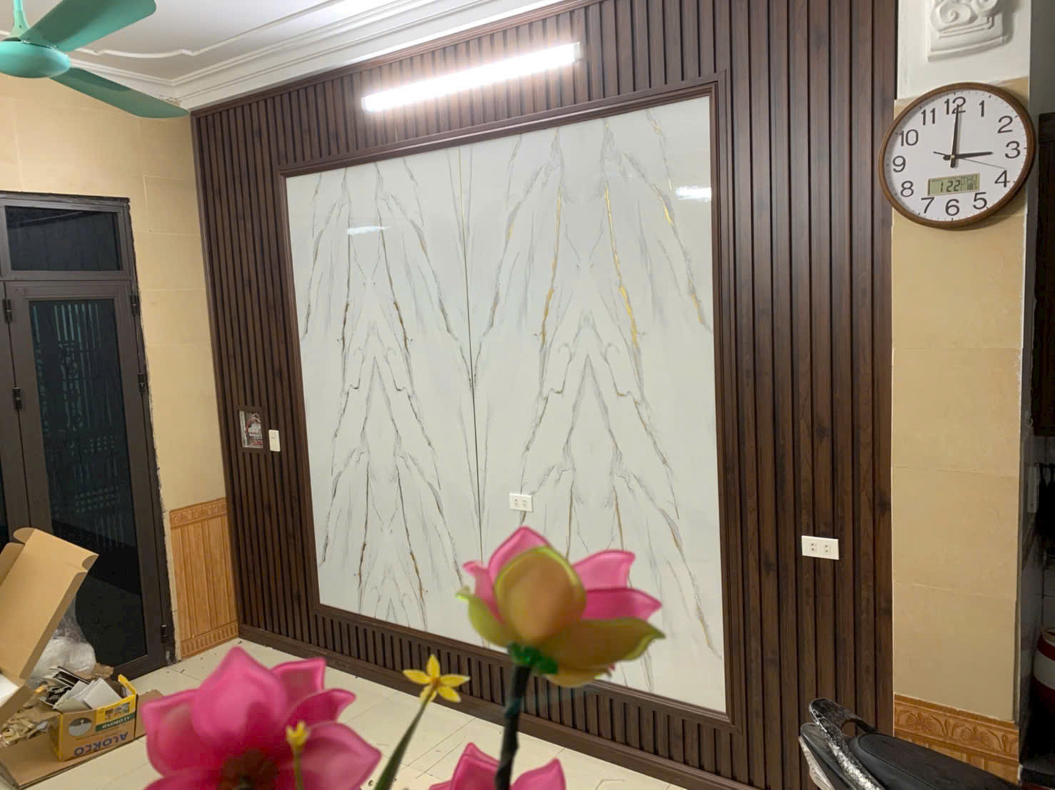 Nâng Tầm Đẳng Cấp Phòng Khách Với Tấm Ốp Lam Sóng: Sang Trọng – Tinh Tế – Khác Biệt