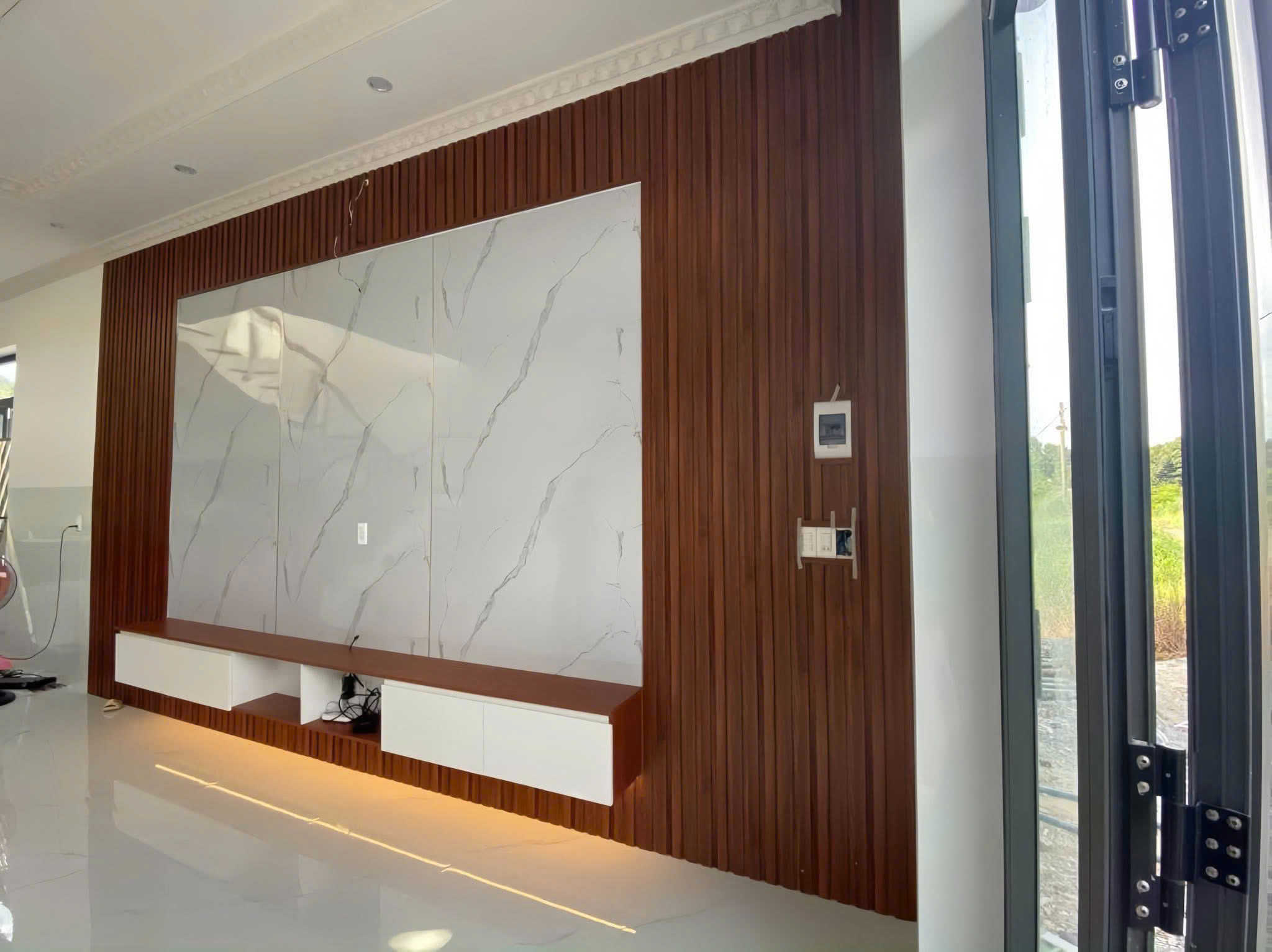 Nâng Tầm Đẳng Cấp Phòng Khách Với Tấm Ốp Lam Sóng: Sang Trọng – Tinh Tế – Khác Biệt