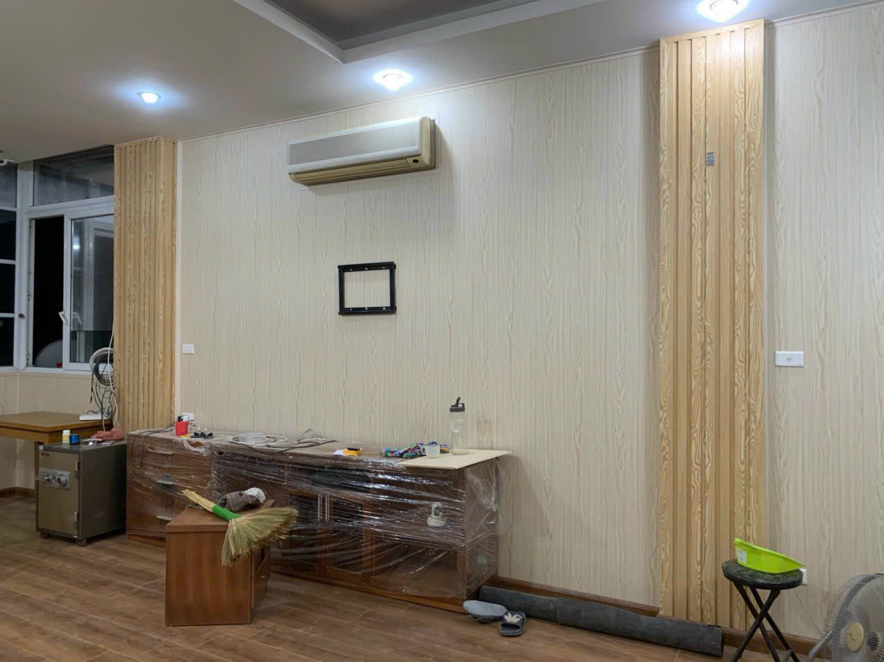 Tạm Biệt Tường Ẩm Mốc Với Tấm Nhựa Ốp Tường Nano: Đẹp Chuẩn Sang – Thi Công Trong Ngày!