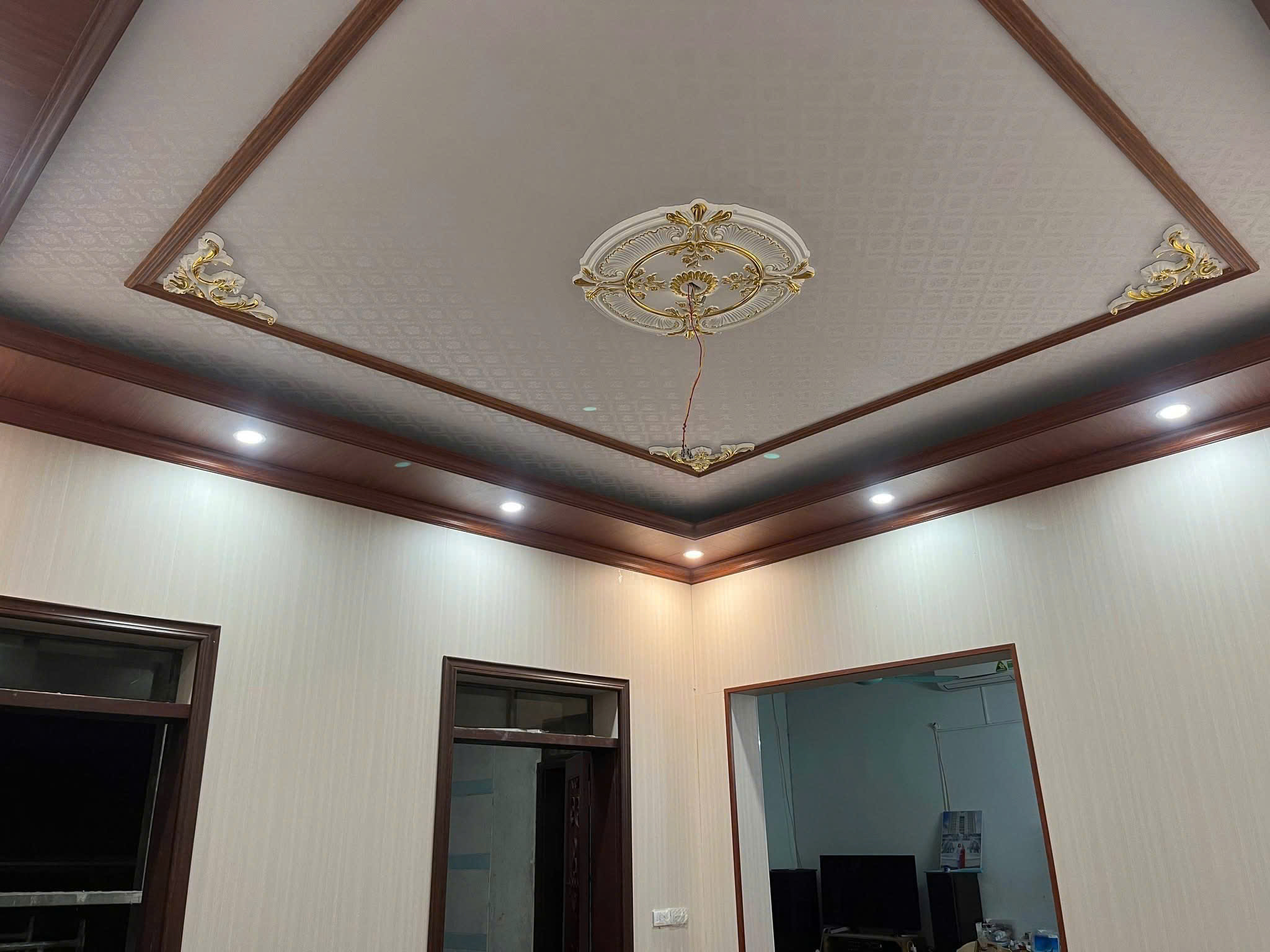 Thay Thế Trần Cũ Bằng Nhựa Nano: Không Nứt Vỡ, Không Lo Bong – Bạn Đã Thử Chưa?